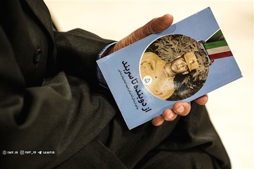 گزارش اخبار سیما از رونمایی کتاب از دوبنده تا سربند شهید انوشیروان رضایی (فیلم)
